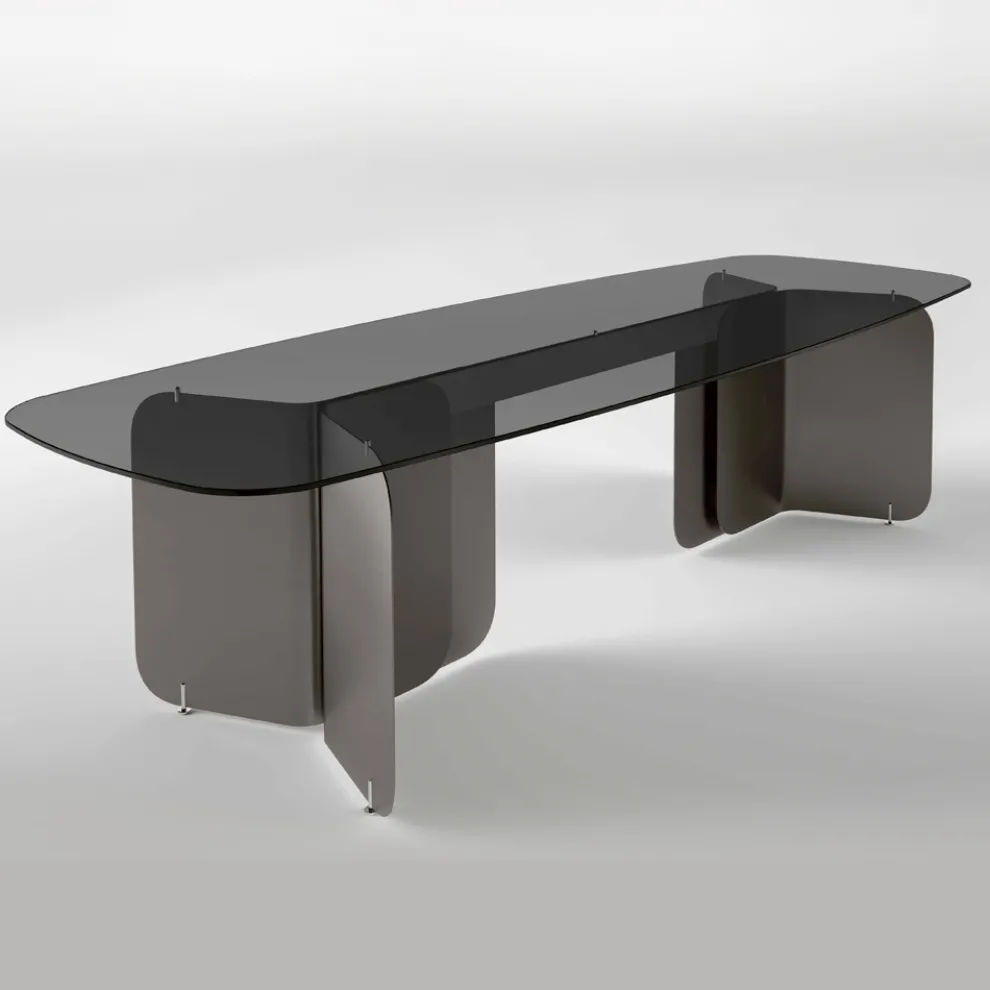 Tisch mit geformter Glasplatte und gebogenem Metallfuß - Piacere