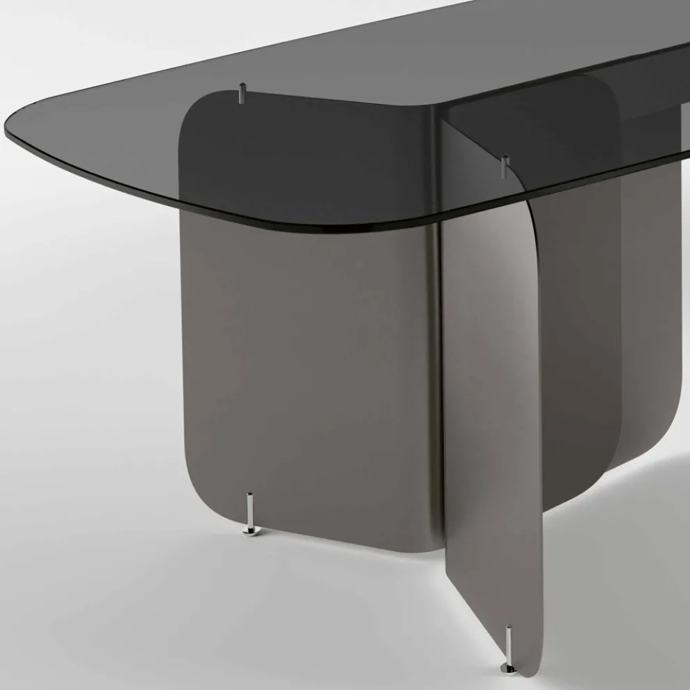 Tisch mit geformter Glasplatte und gebogenem Metallfuß - Piacere