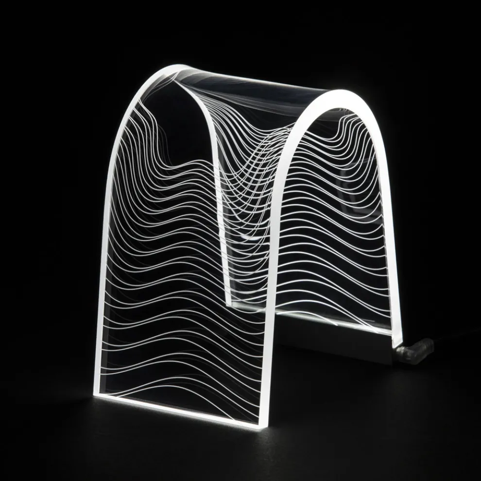 Tischlampe aus transparentem Acrylkristall mit graviertem Dekor - Bertella