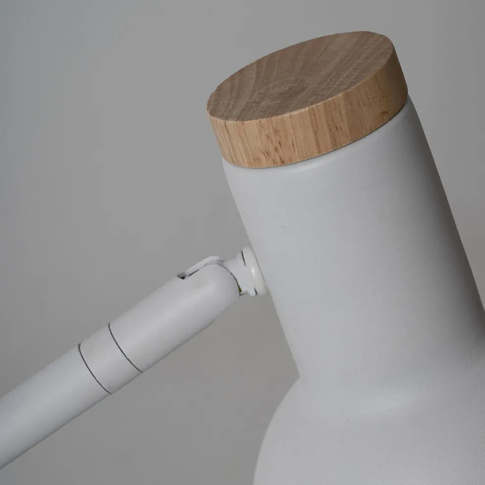 Tischlampe aus weißem Metall mit Naturholzdetails - Anya