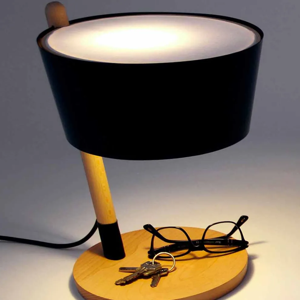 Tischleuchte aus Buche mit Details aus Metall und veganem Leder - Avetta