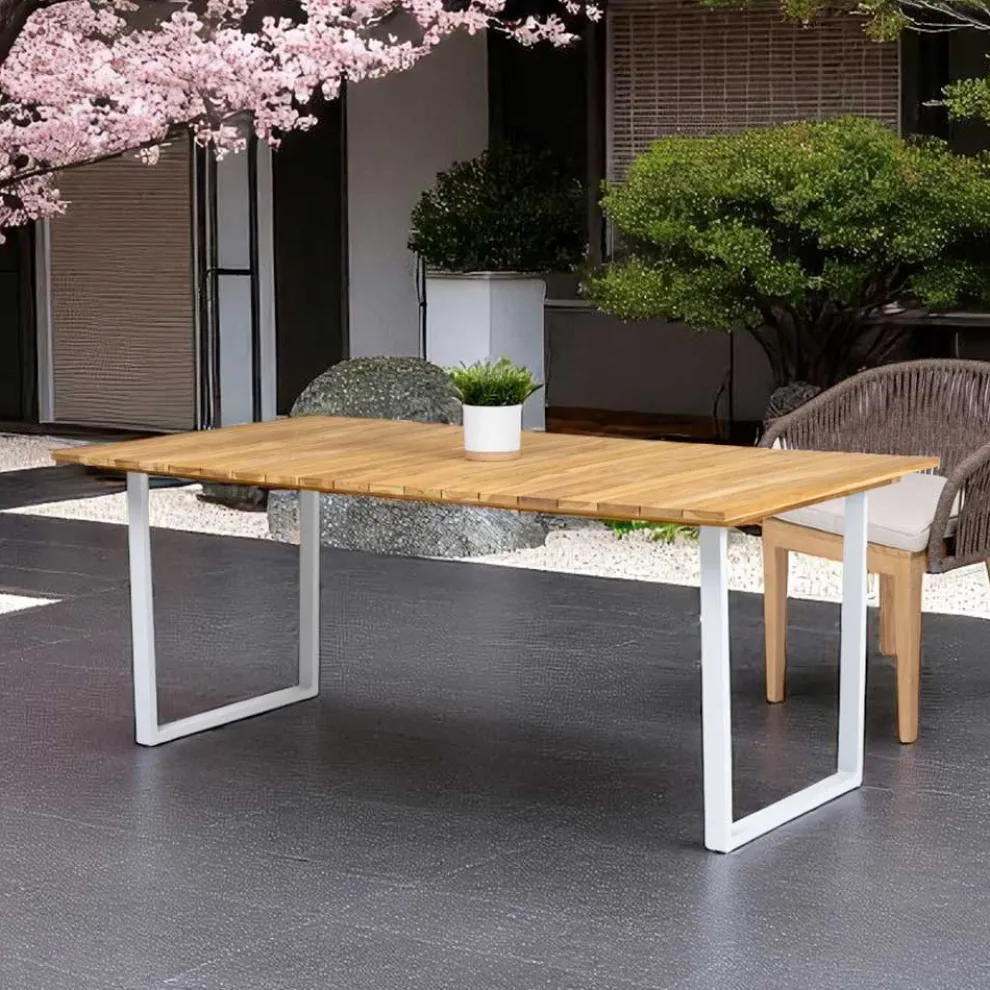 Esstisch für den Außenbereich mit gebürsteter natürlicher Teakholzplatte - Mistral