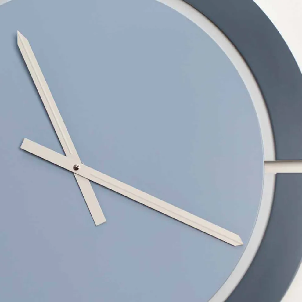 Moderne runde Wanduhr in Weißblau Avio - Savio