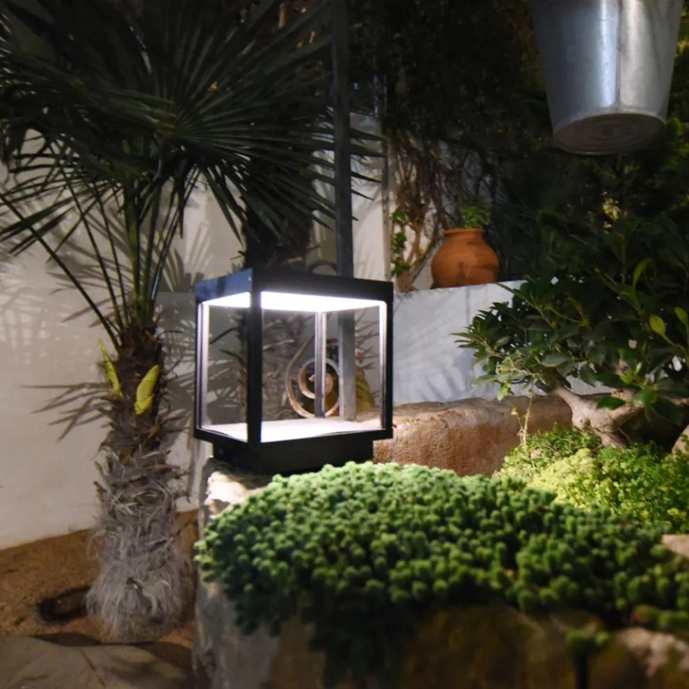 Tragbarer Solar-LED-Strahler in Weiß, Schwarz oder Corten-Aluminium - Bettina