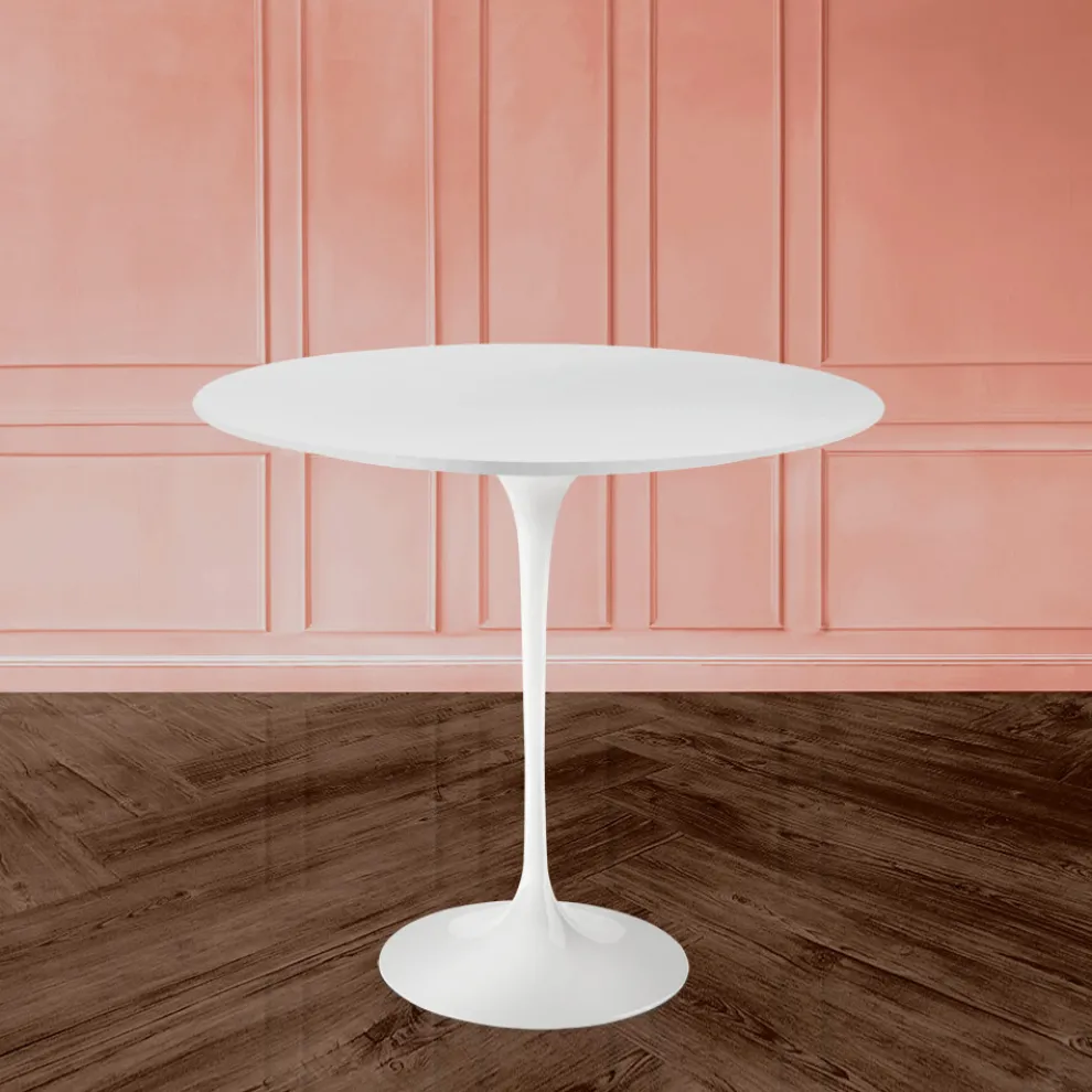 Tulip Saarinen Couchtisch H 52 mit ovaler Platte aus weißem Flüssiglaminat, hergestellt in Italien – Scarlet