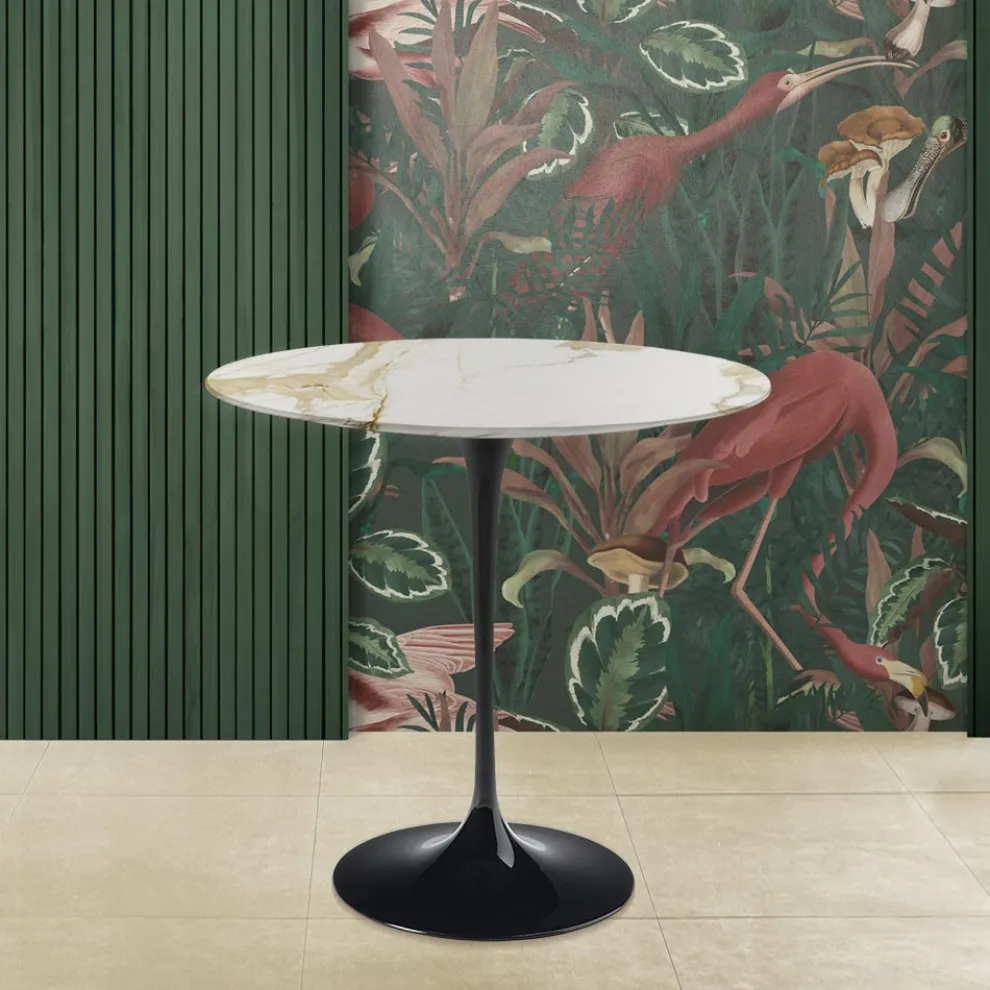 Tulip Saarinen H 52 Couchtisch mit ovaler Platte aus Calacatta-Goldmarmor, hergestellt in Italien – Scarlet