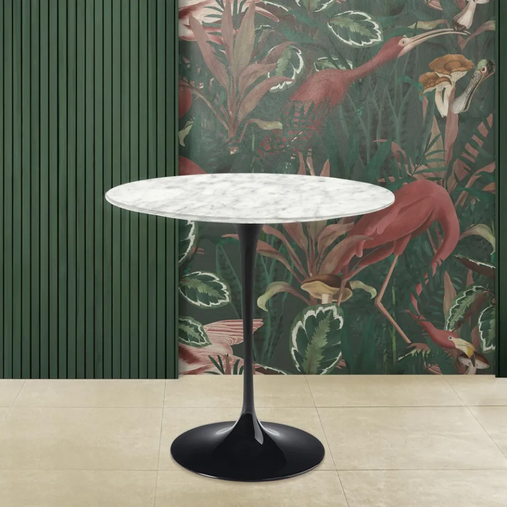Tulip Saarinen H 52 Couchtisch mit ovaler Platte aus Carrara-Marmor, hergestellt in Italien – Scarlet