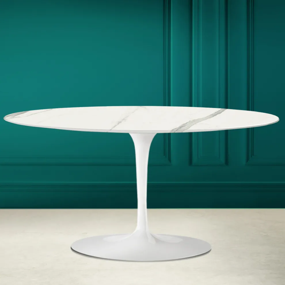 Tulip Saarinen H 41 Ovaler Couchtisch aus vollgeäderter Statuenkeramik – Scarlet