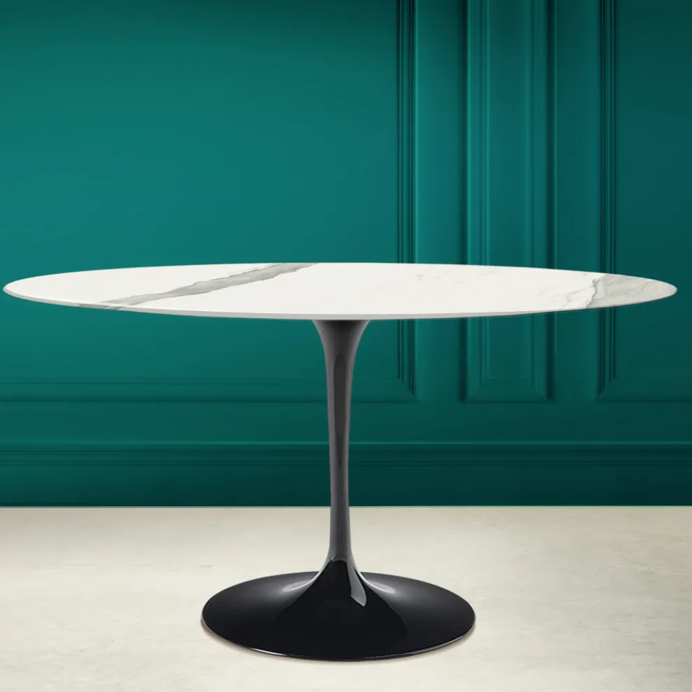 Tulpentisch Eero Saarinen H 74 Oval aus Statuario Keramik Vollader - Scharlachrot