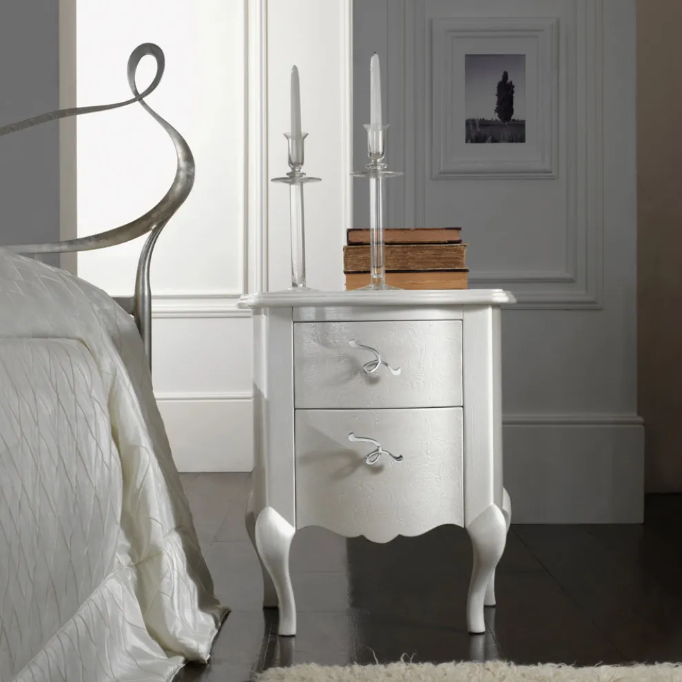 Perlweißer Relief-Nachttisch mit verchromten Griffen, hergestellt in Italien – Berlin