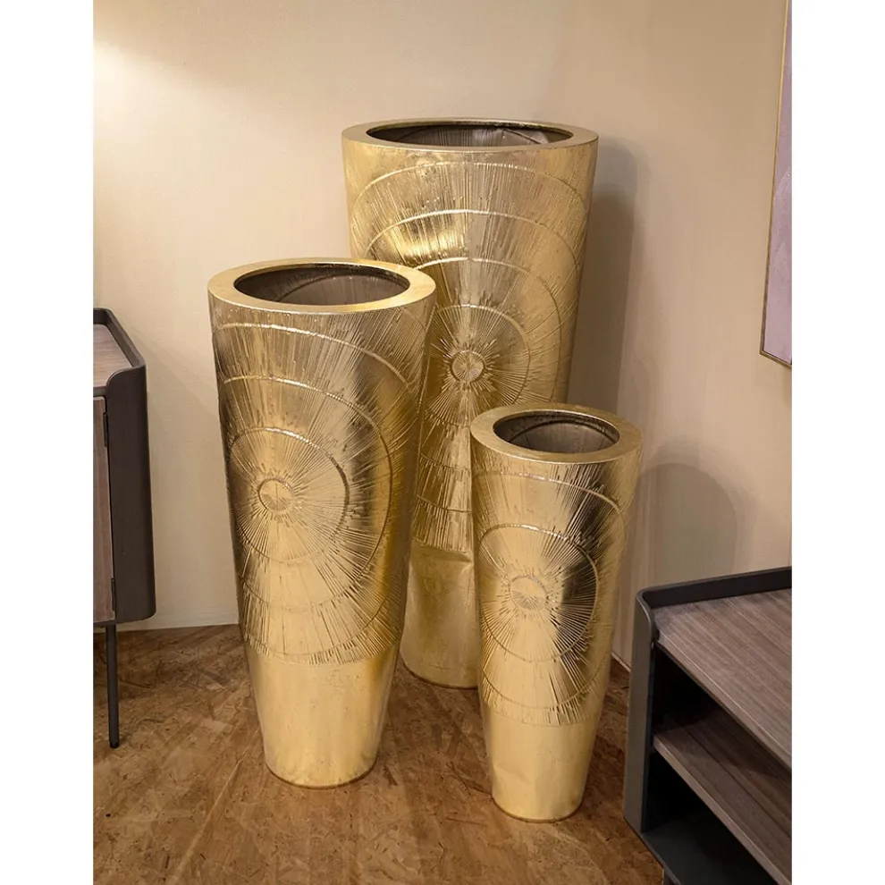 Satz von 3 goldenen Eisenvasen mit kreisförmigen Reliefdekorationen - Walter