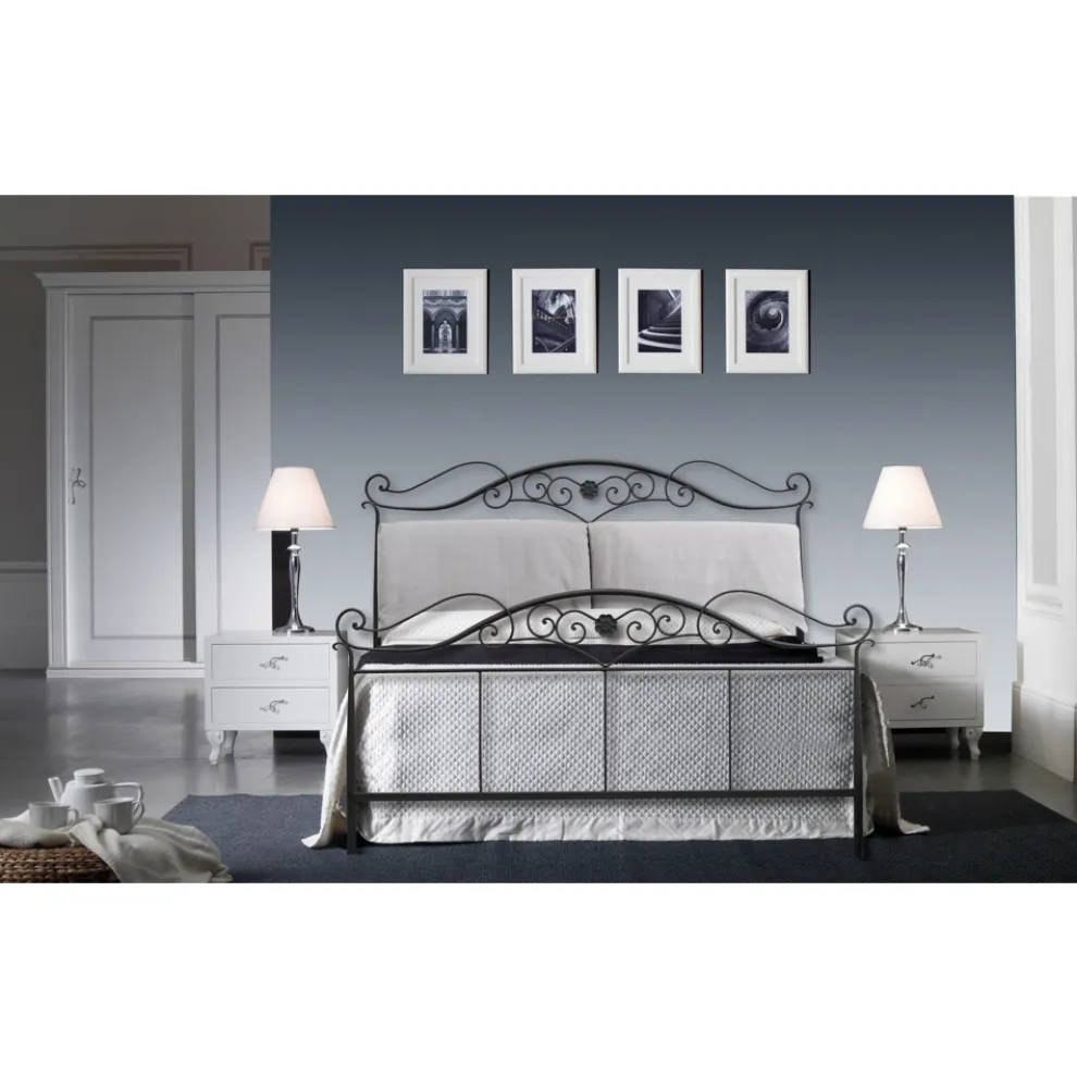 Doppelbett mit passendem Fußteil und Kopfteil mit Kissen – Life