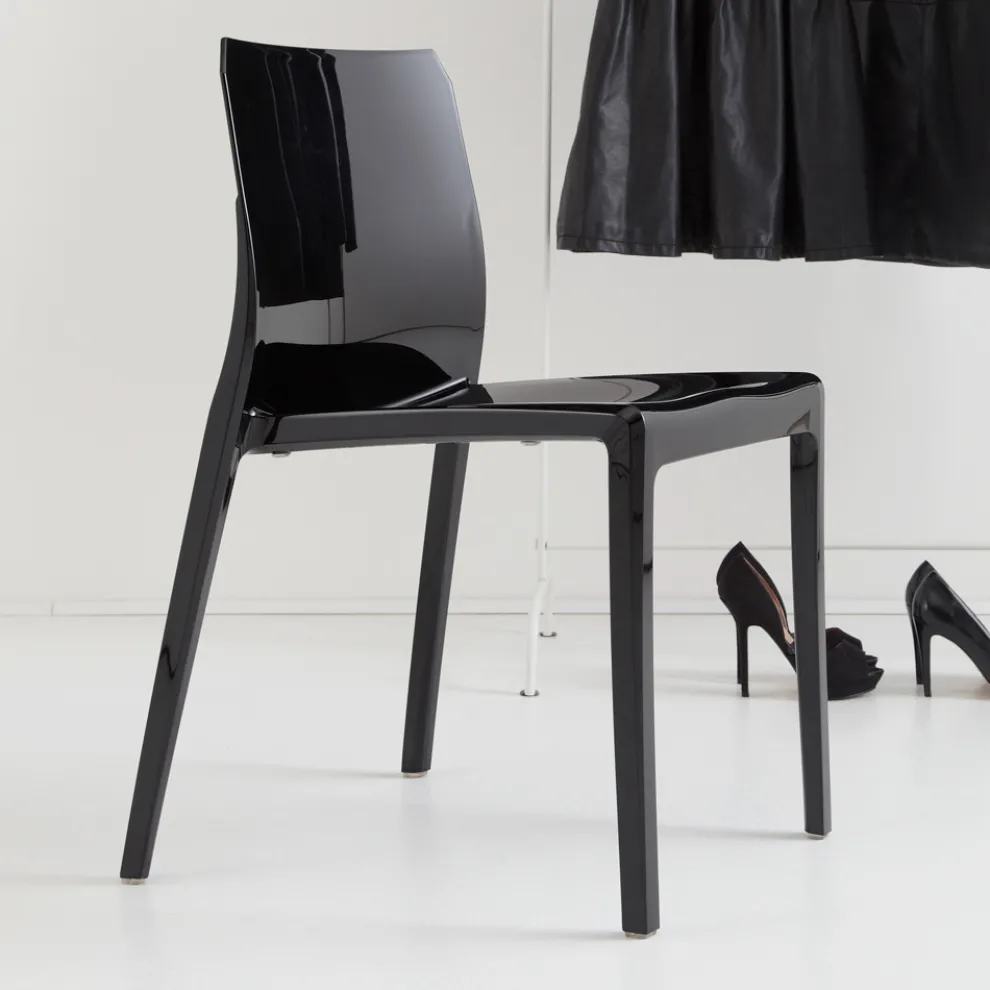 Set mit 4 Außen- und Innenstühlen aus Polypropylen in verschiedenen Farben – gebaut