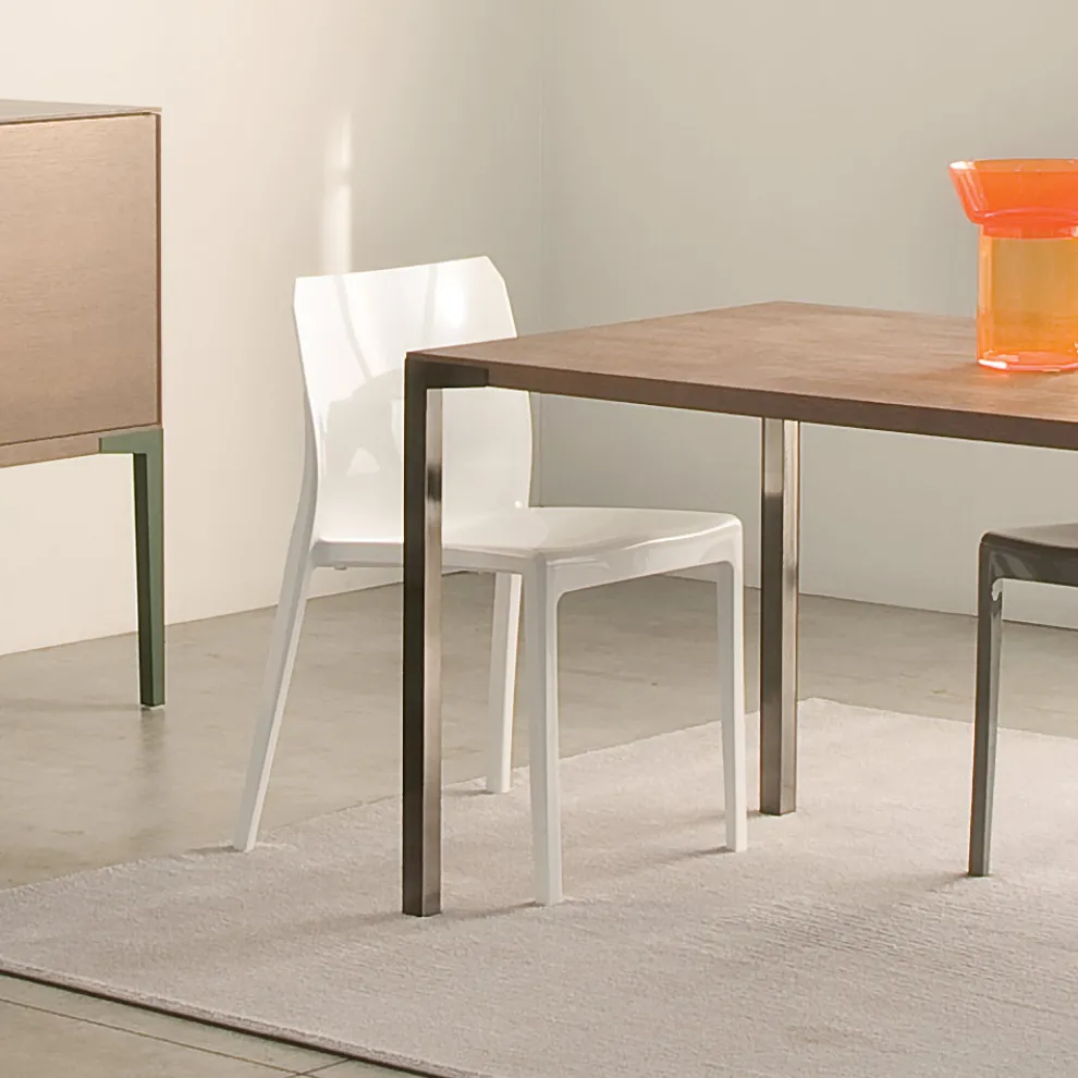 Set mit 4 Außen- und Innenstühlen aus Polypropylen in verschiedenen Farben – gebaut