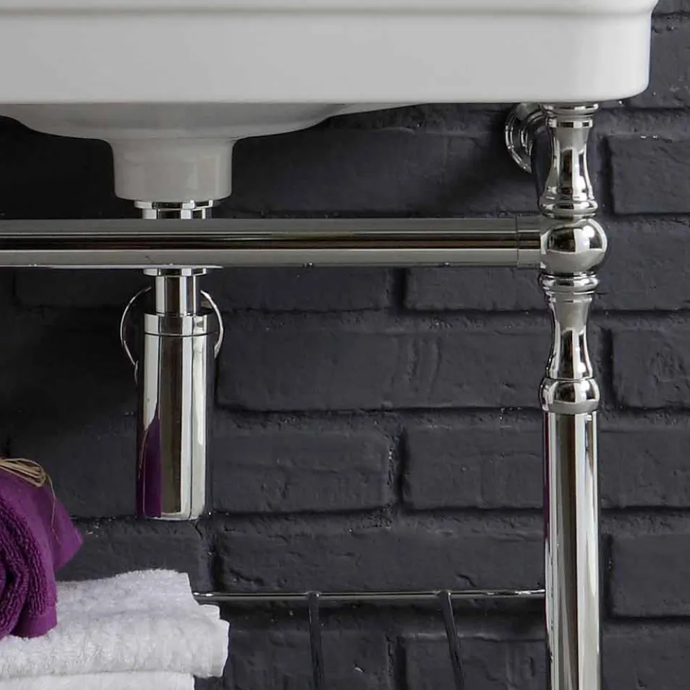 Vintage Badezimmermöbel Komposition mit Waschbecken auf Metall Beauty Struktur