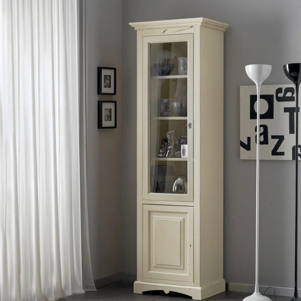 Vitrine aus Holz mit patiniertem Elfenbein-Finish. Hergestellt in Italien – Fosta