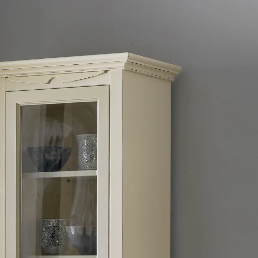 Vitrine aus Holz mit patiniertem Elfenbein-Finish. Hergestellt in Italien – Fosta