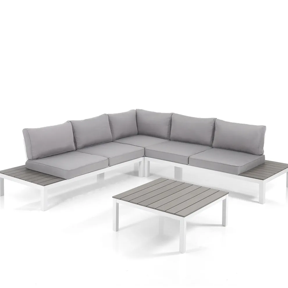 Wohnzimmer im Innen- und Außenbereich mit Sofa und Couchtisch aus mattweißem Aluminium – Dire