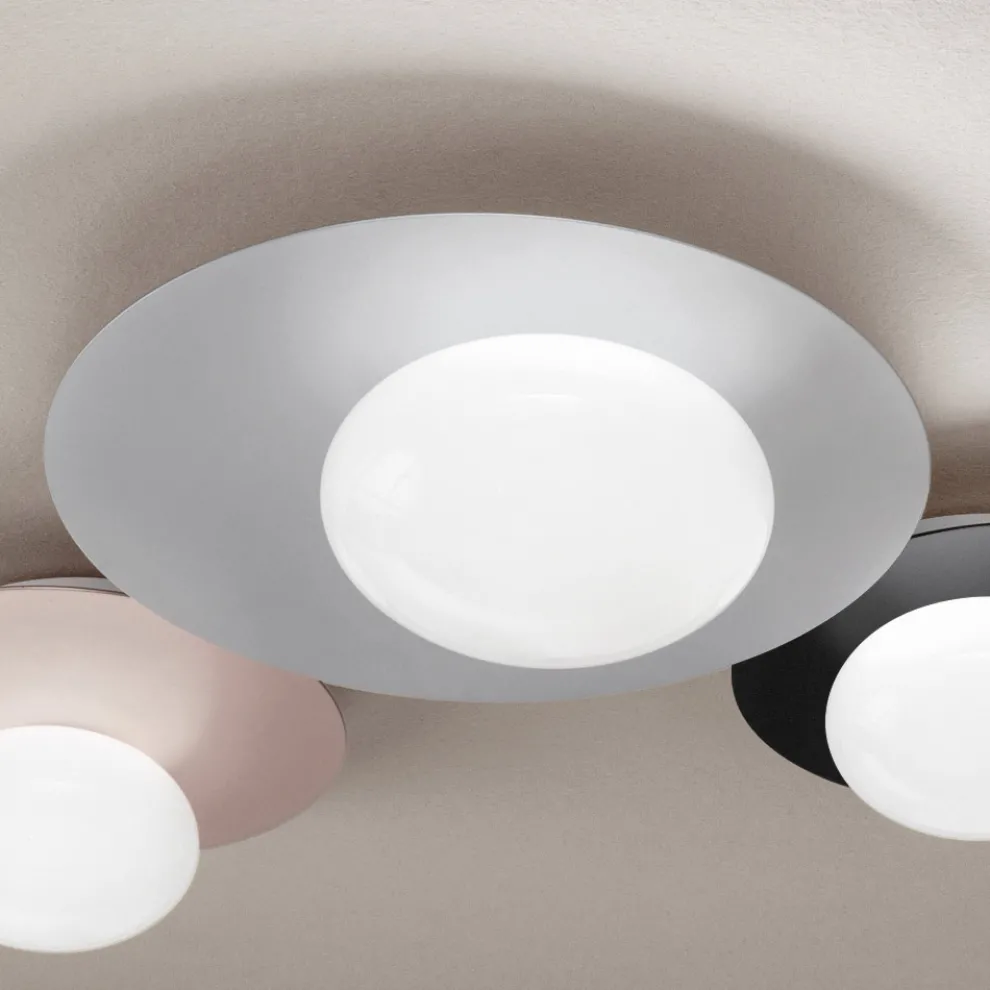 Wand- oder Deckenleuchte aus Aluminium, Metall und weißem Glas - Luma