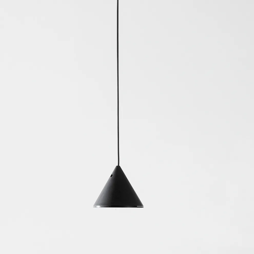 Wandlampe aus schwarzem Aluminium und Kegel Kleines Minimaldesign - Mercado