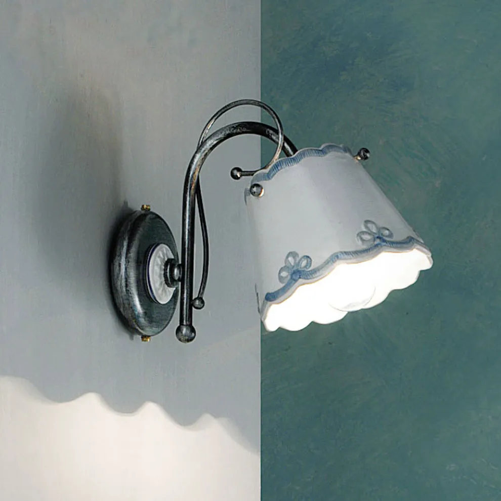 Wandleuchte aus Eisen und Keramik mit handgemaltem Stickereieffekt - Ravenna