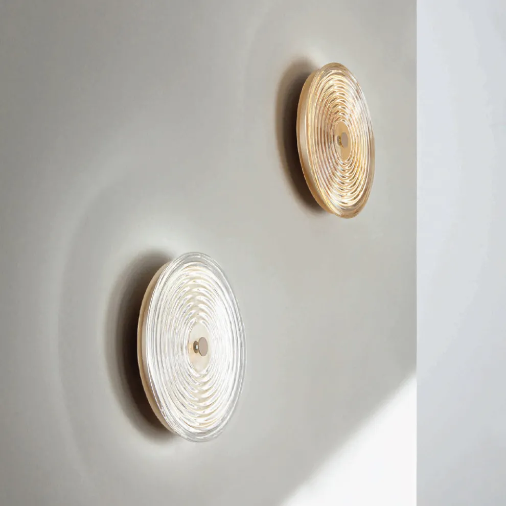 Wandleuchte aus lackiertem Metall und Glas, verziert mit konzentrischen Linien – Hackberry