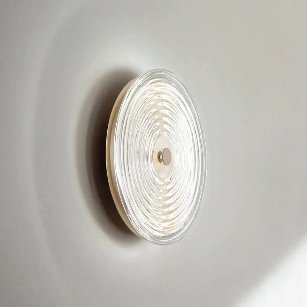 Wandleuchte aus lackiertem Metall und Glas, verziert mit konzentrischen Linien – Hackberry