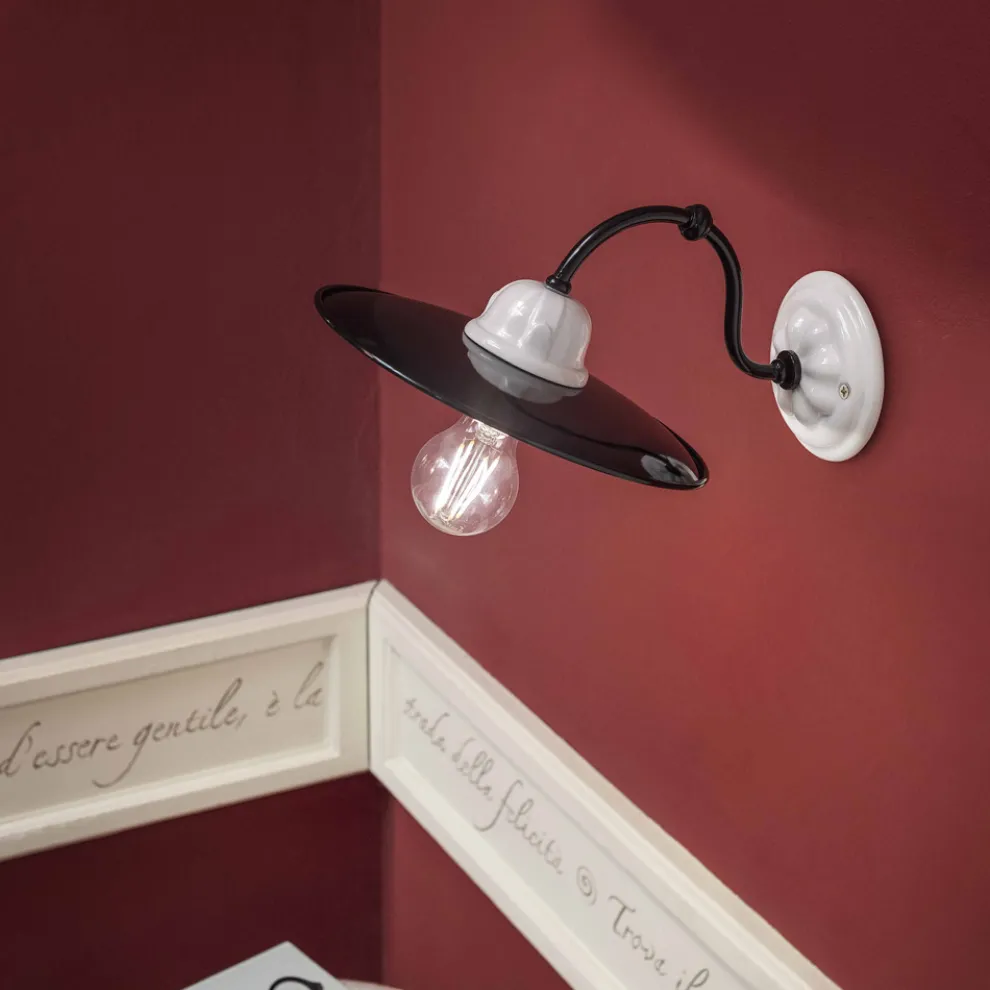 Wandleuchte aus weißer Keramik und schwarzem Metall im Vintage-Stil - Power
