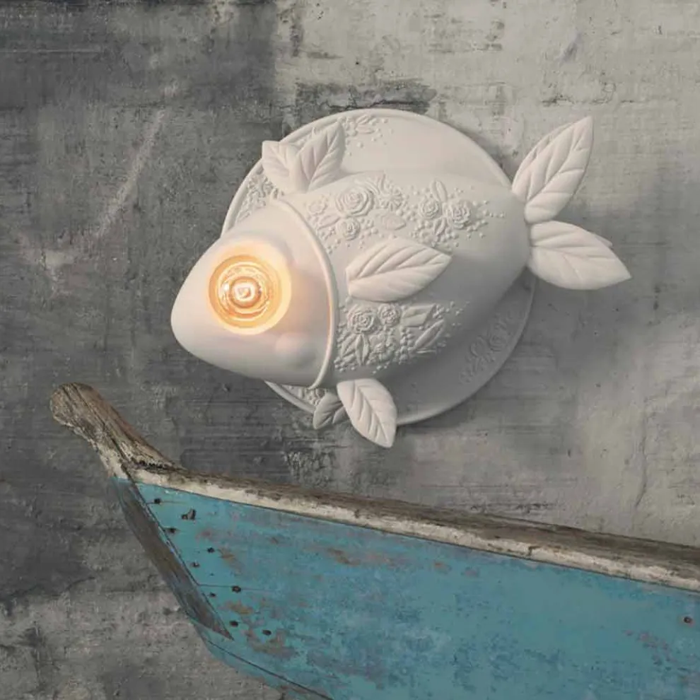 Wandleuchte in mattweißem Keramikdesign mit dekoriertem Fisch - Fisch