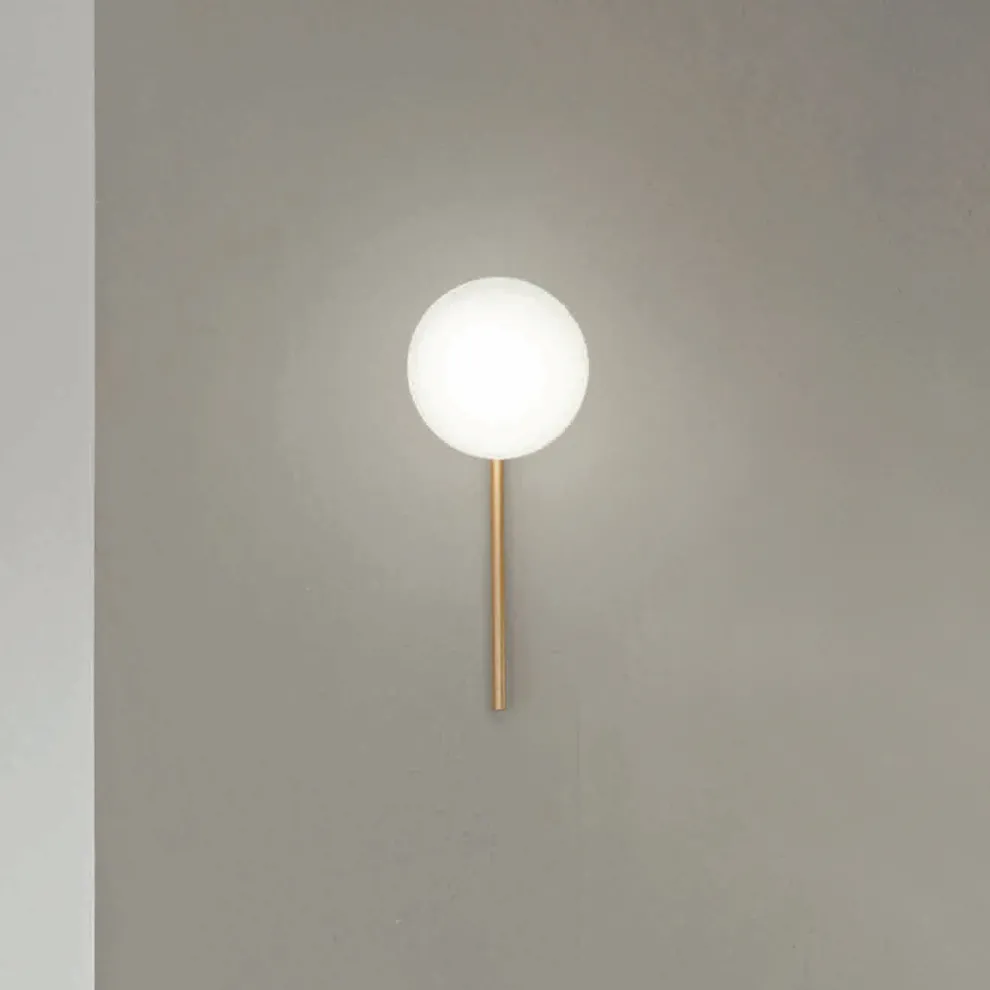 Wandleuchte mit LED aus goldlackiertem Metall und mundgeblasenem Glas - Ailanto
