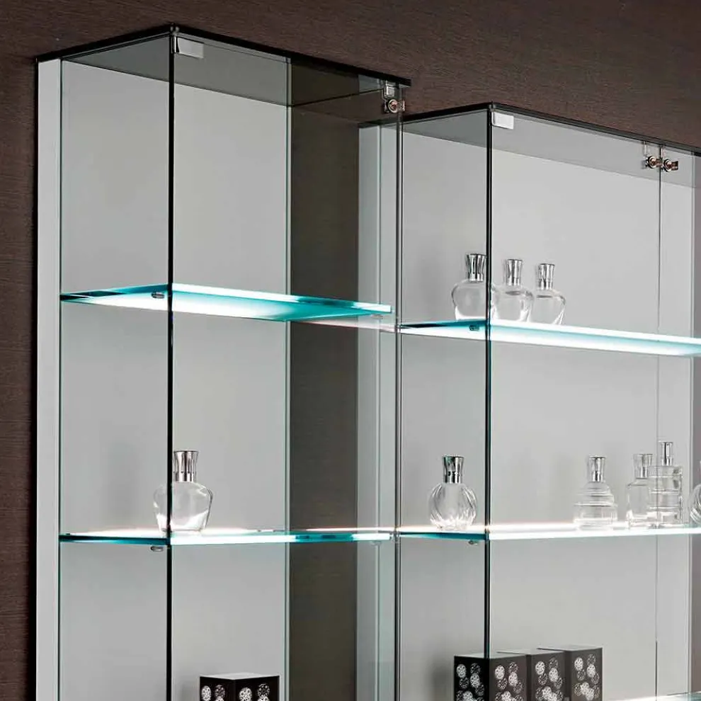 Wandvitrine aus Glas und weißem Holz, Rädern und beleuchteten Regalen - Armilla