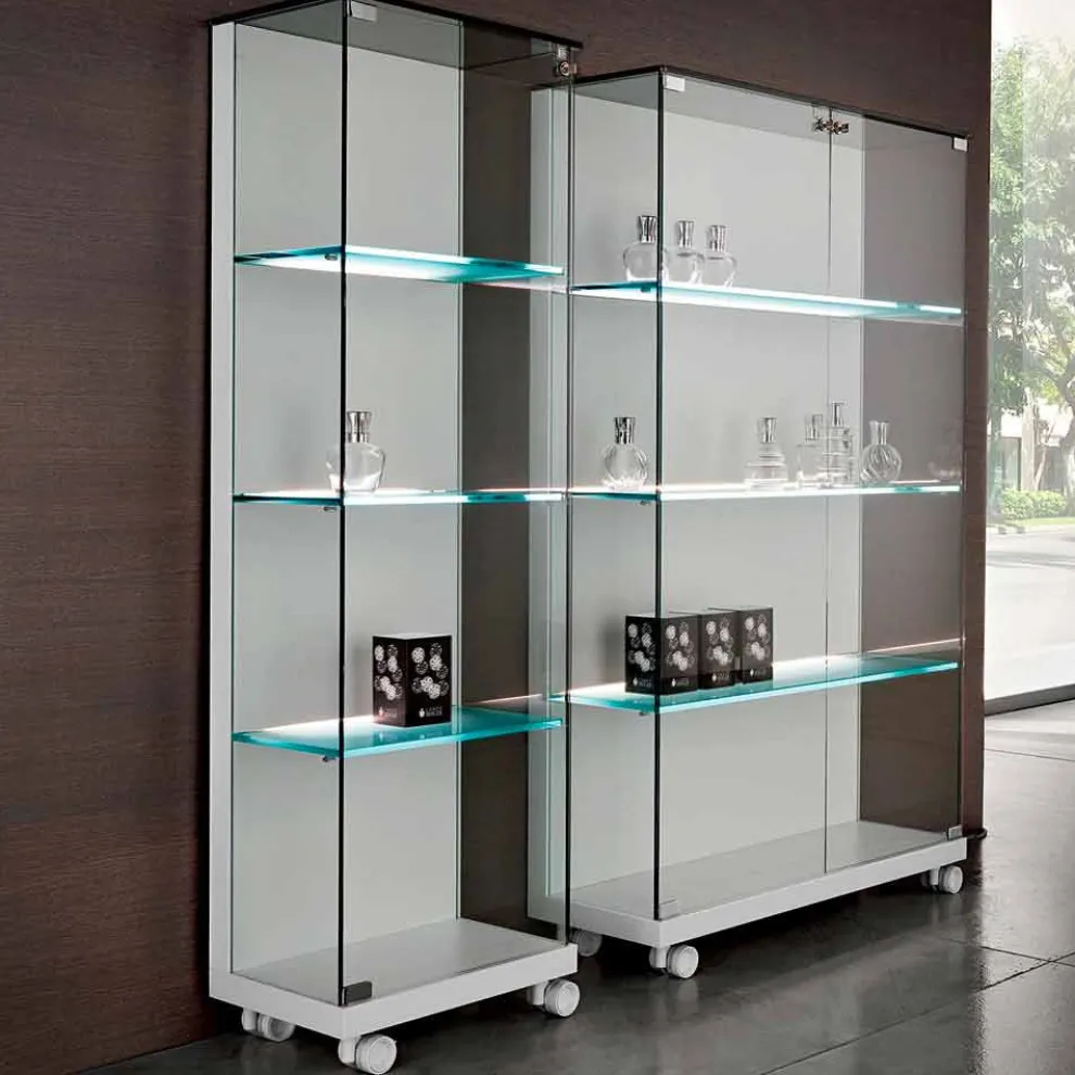 Wandvitrine aus Glas und weißem Holz, Rädern und beleuchteten Regalen - Armilla