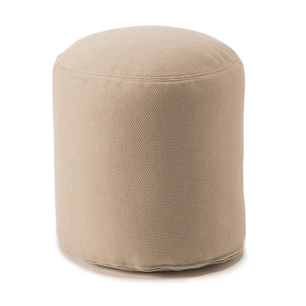 Weicher runder Hocker für Wohnzimmer im Innen- oder Außenbereich aus farbigem Stoff - Naemi