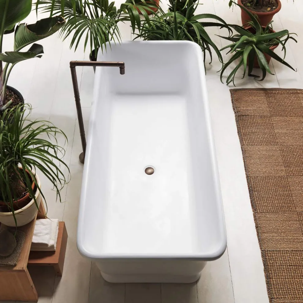 Weiße freistehende Badewanne aus massiver Oberfläche, hergestellt in Italien – Cleopatra