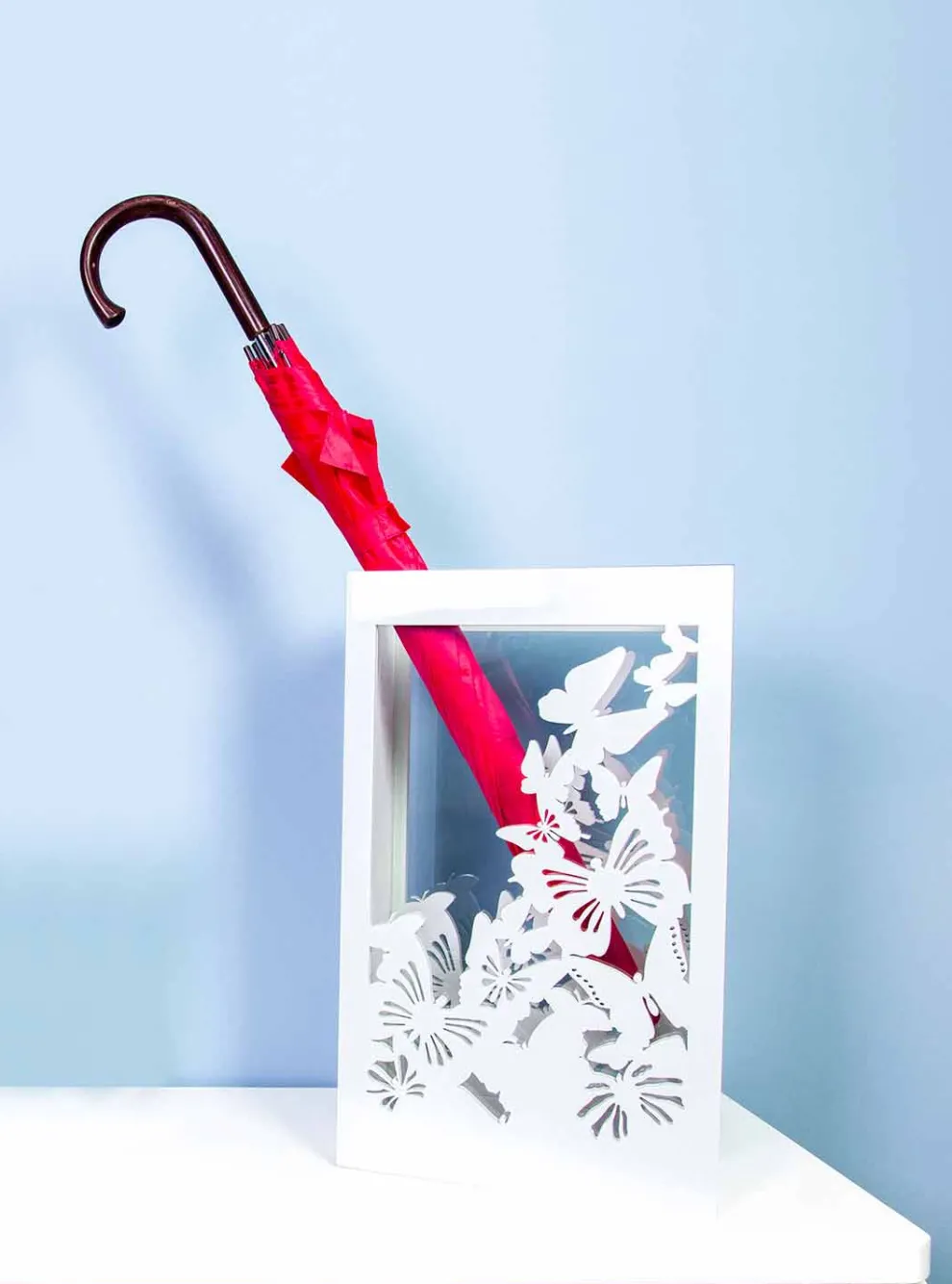 Weißer hölzerner Schirmständer mit modernem Design verziert mit Schmetterlingen - Papilio