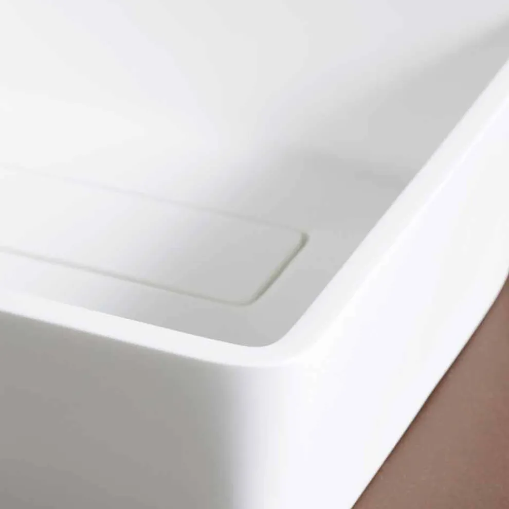 Weißes Mineralwerkstoff-Aufsatzwaschbecken mit verdecktem Ablauf - Sider