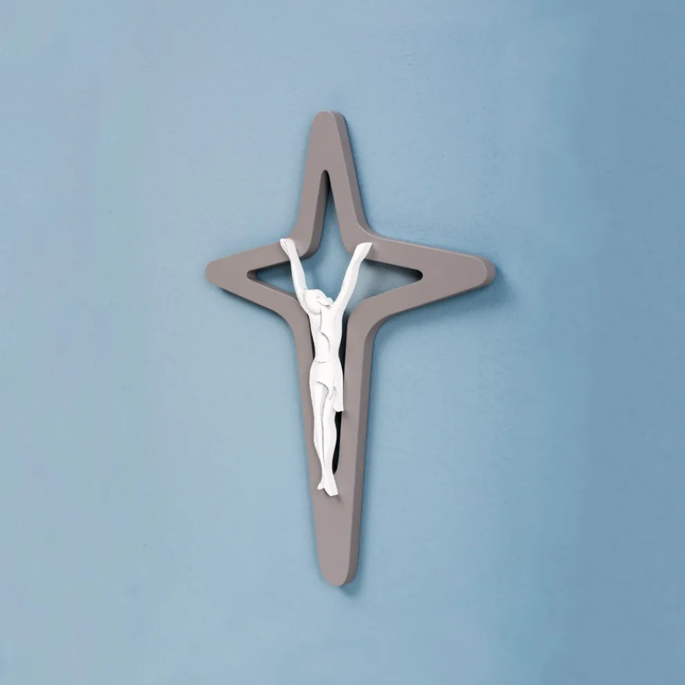 Weißes und graues Christo-Kruzifix mit Lasergravur, hergestellt in Italien – Teresa