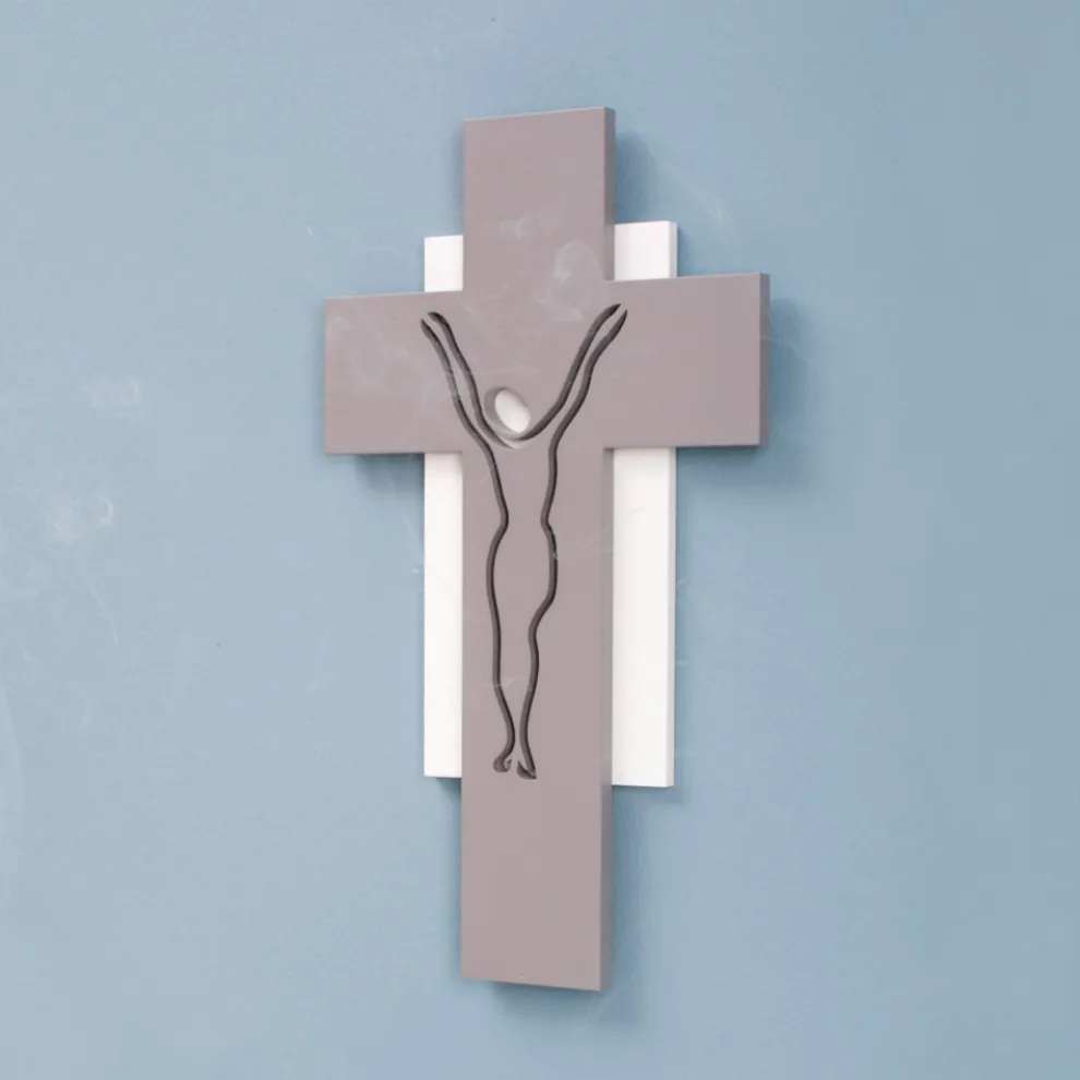 Weißes und graues Kruzifix, hergestellt mit Lasergravur, hergestellt in Italien – Nadia