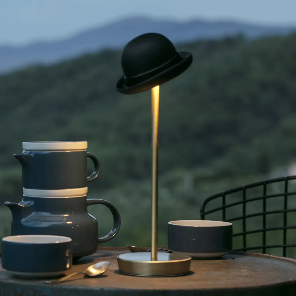 Wiederaufladbare und kippbare Tischlampe von Magnet - Bombetta