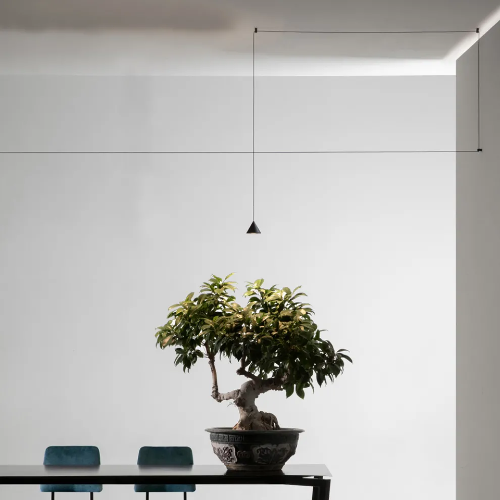 Wire Stehlampe aus schwarzem Aluminium und kleinem Kegel Minimal Design - Mercado