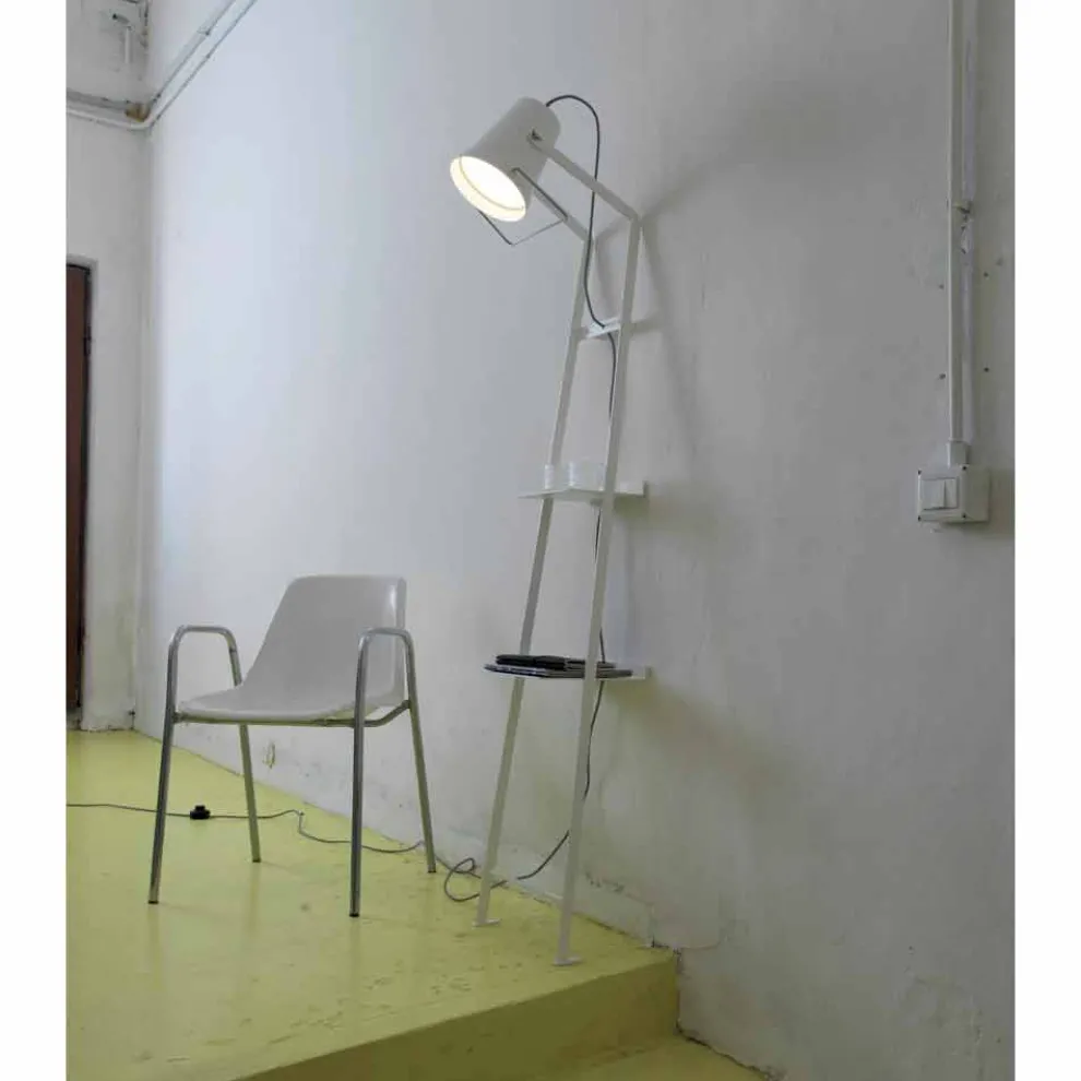 Wohnzimmer Stehlampe aus weißem oder mattschwarzem Metall mit Regalen - Butler