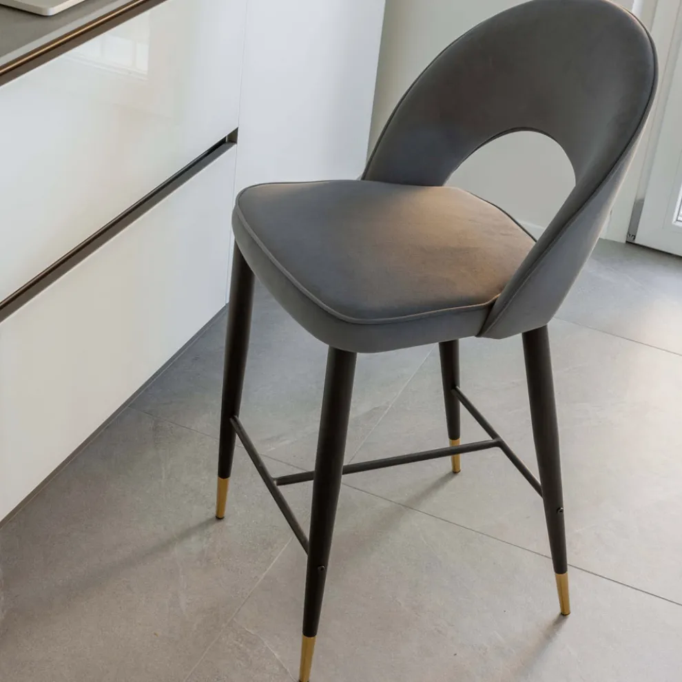 Wohnzimmerhocker mit Metallstruktur und galvanisierten Messingspitzen - Sergei