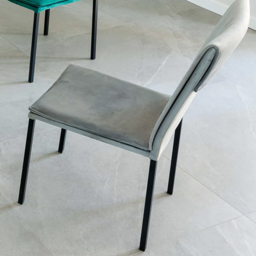 Wohnzimmerstuhl aus schmutzabweisendem Samt und schwarzer Struktur – Haroon