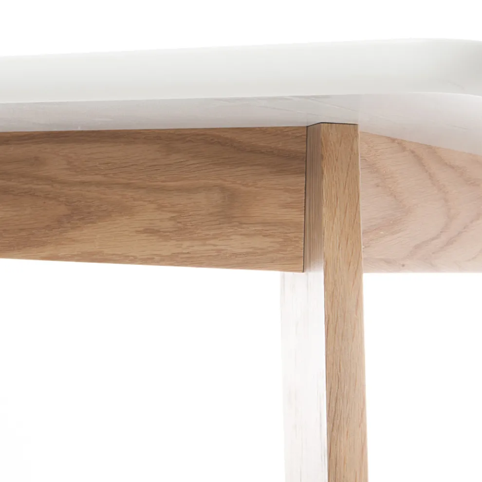 Wohnzimmertisch mit MDF-Platte und Holzsockel – Silber