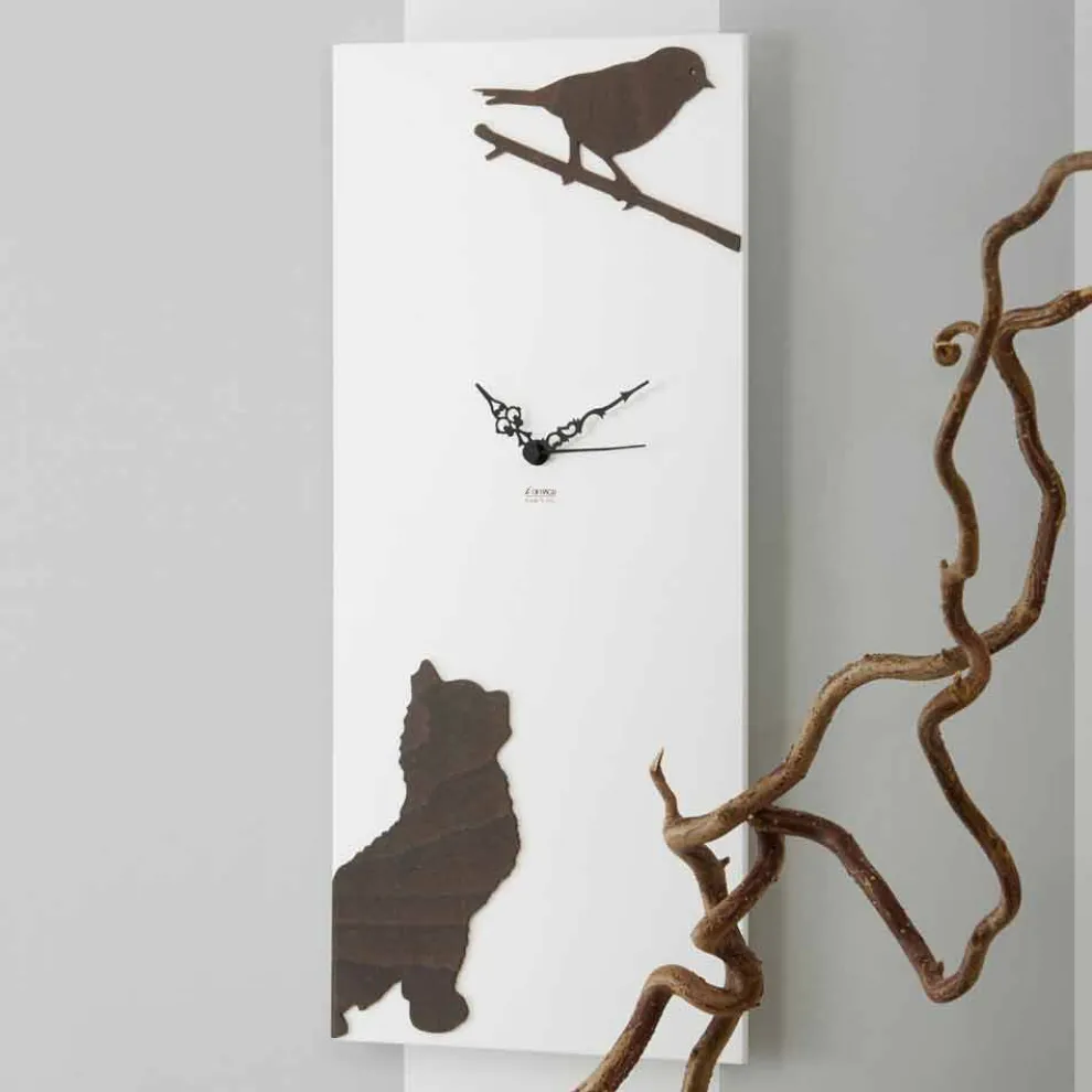 Weiße Wanduhr mit hölzernen Tierdekorationen Modernes Design - Spannung