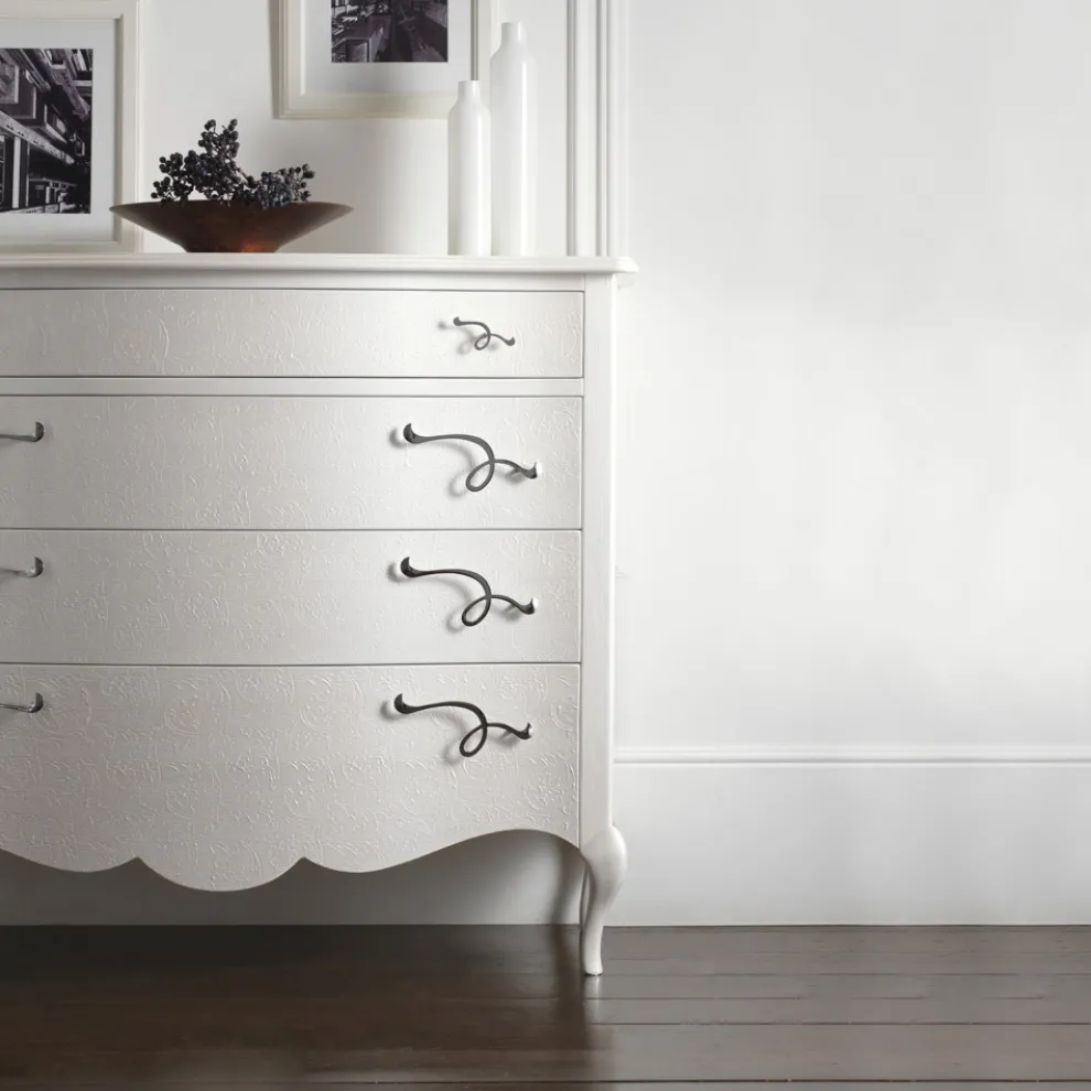 Kommode aus perlweißem Reliefholz mit verchromten Griffen, hergestellt in Italien – Berlin