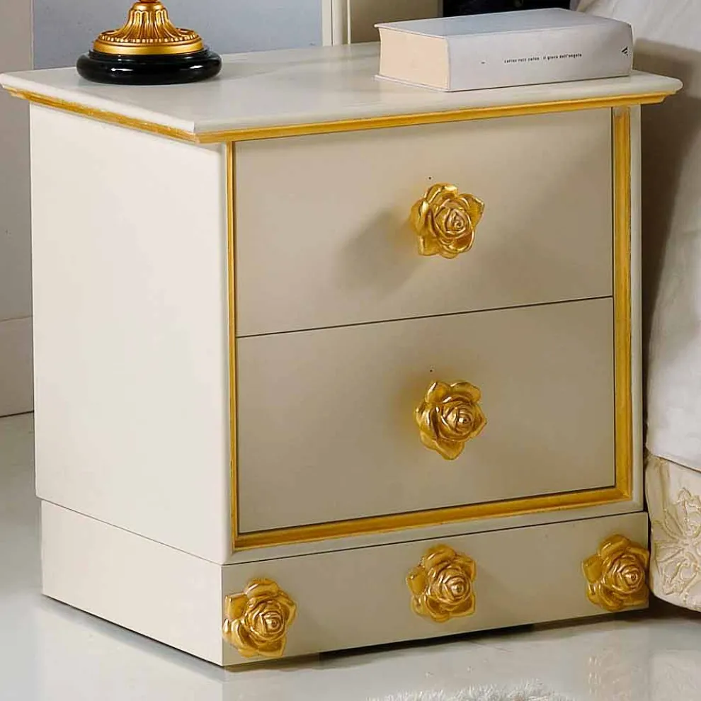 Nachtschrank mit 4 Schubladen und Griffe in Rosenoptik