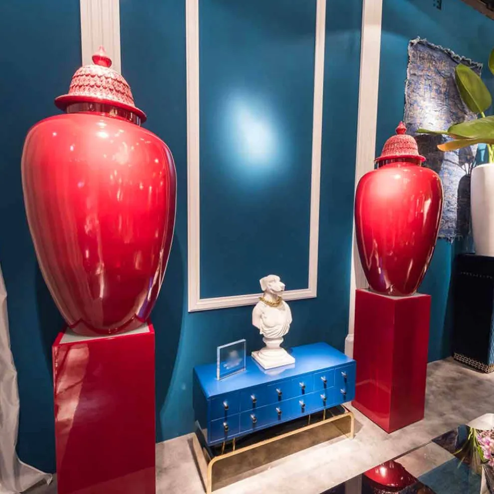 Rot lackierte Keramikvase mit handgefertigter Dekoration in Italien - Verio