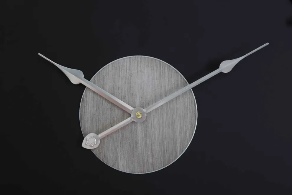 Runde Wanduhr im modernen Design aus Eisen und MDF - Hope
