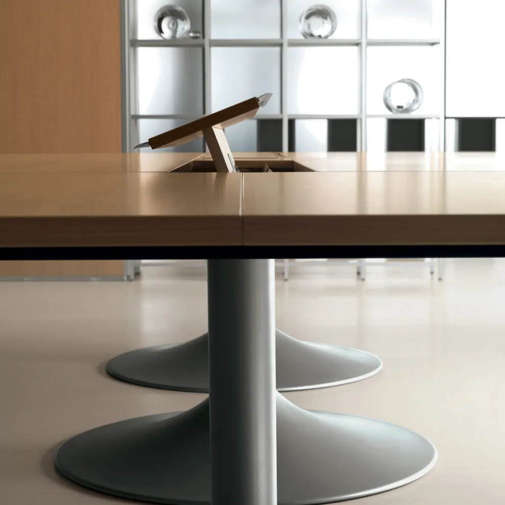 Besprechungstisch aus geformtem Melamin in Nussbaum natur - Gaelle